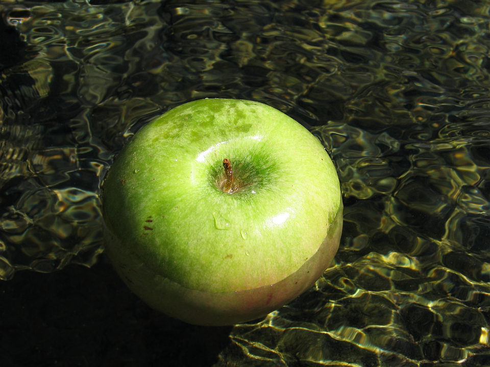 Зелёное яблочко в уступе горного водопада