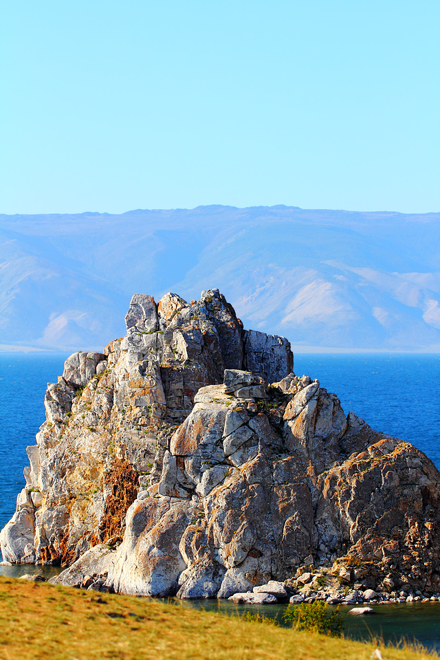 Скала (мыс) Шаманка на озере Байкал (Байгал далай)